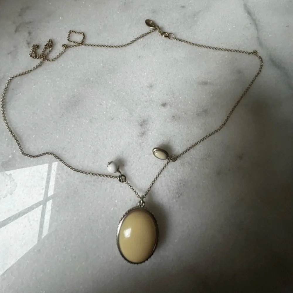 Elegant Cream Pendant Necklace
